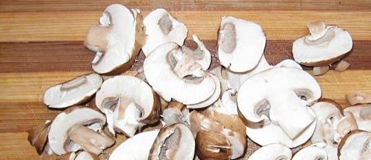 1. Этап. Печень с грибами в мультиварке: Грибочки я режу на произвольные кусочки, соразмерные печени.