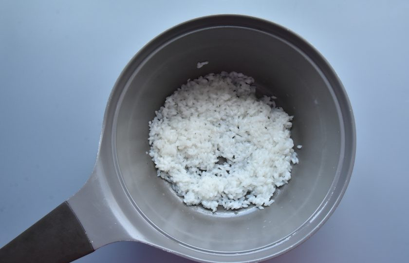 1. Этап. Рисовый пудинг с бананами: Поставьте посуду на огонь. Доведите воду до кипения, накройте сотейник крышкой и уменьшите огонь. Варите рис 10 минут.