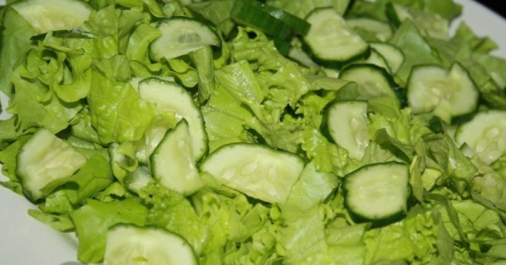 1. Этап. Салат из лосося горячего копчения: 2. Огурцы стоит нарезать тоненькими дольками, выложите их аккуратно сверху подготовленных листьев. Я кожуру у огурцов не срезаю, но если хотите — можете убрать.