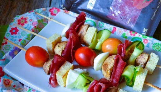 1. Этап. Закуска-перекус на шпажках: Это отличный перекус вдали от дома.