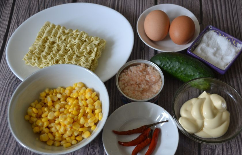 1. Этап. Салат с Дошираком: Подготовьте ингредиенты.