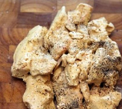 1. Этап. Гусиная печень по-французски Фуа-гра: 2. Теперь слить жидкость из печени и немного обсушить ее. Посыпать печень солью и перцем.