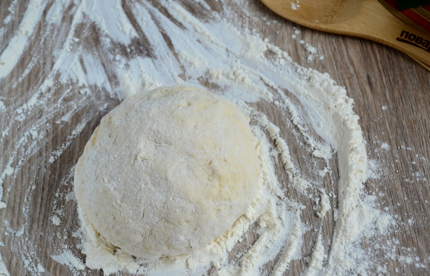 1. Этап. Супер вареники (быстрый способ лепки вареников): Замесите мягкое тесто, которое не будет липнуть к рукам. Оставьте тесто ненадолго.