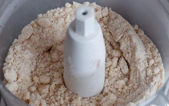 1. Этап. Маффины с шоколадной посыпкой: 2. В миске кухонного комбайна смешать орехи пекан (если используются), коричневый сахар, корица и какао. Выложить смесь в миску и отложить в сторону. В чистой миске кухонного комбайна смешать муку, сахар и соль, а затем добавить кусочки сливочного масла. Перемешать 8-9 раз. 1/2 чашки мучной смеси перемешать с посыпкой вилкой, отложить в сторону.