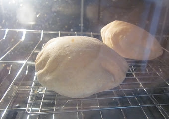 1. Этап. Пита: Наблюдать за питой очень интересно - она надувается. Как только пита надуется до предела (около 10 минут), достаем ее из духовки и загружаем следующую партию.