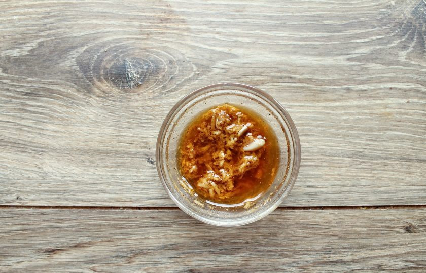 1. Этап. Мясная гармошка с сыром и грибами: Смешайте растительное масло, горчицу, соль, аджику, перец и измельченный чеснок.