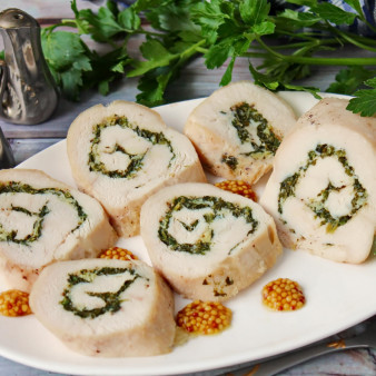 Куриный рулет с петрушкой и чесноком