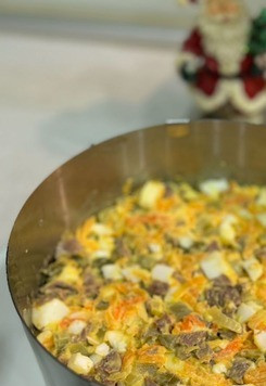 1. Этап. Салат Покоритель сердец: Выложить салат в разъемное кольцо