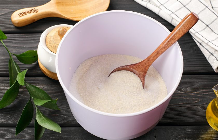 1. Этап. Какао-манник в глазури: Соедините манку и сахар.