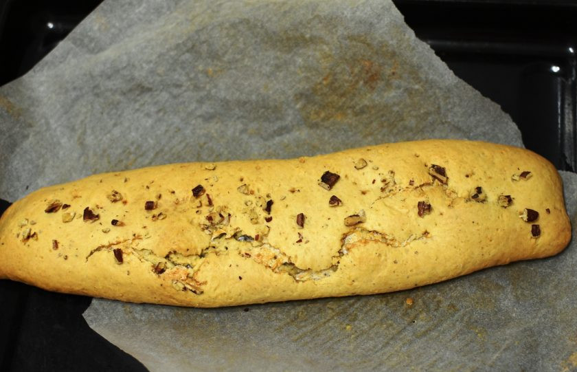 1. Этап. Хрустящий рулет с безе и орехами: Поставьте противень в прогретую до 180 градусов духовку и выпекайте до золотистого цвета. Дайте рулету немного остыть в отключенной духовке.