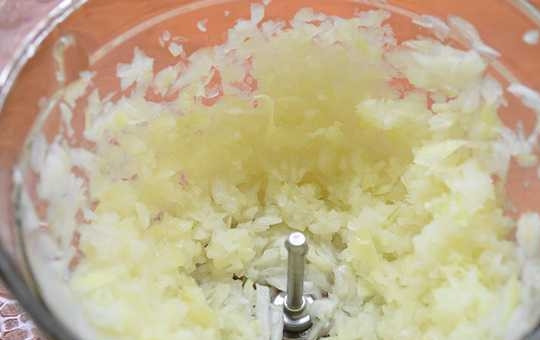 1. Этап. Пирожки, тающие во рту: 7. Пока подходит тесто можно заняться начинкой. Лук очистите и измельчите.