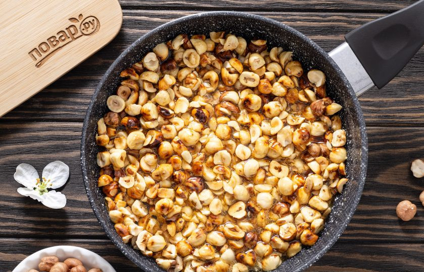 1. Этап. Пралине: Выложите фундук в горячую сковороду и перемешайте, чтобы карамель равномерно покрыла орехи. Чтобы было удобнее, я предварительно крупно порубила орехи.