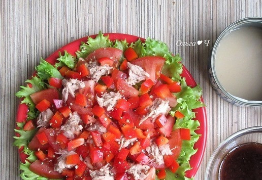 1. Этап. Салат Тунец в красном: Добавьте нарезанный кубиками сладкий перец, посыпьте смесью перцев.