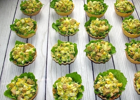 1. Этап. Тарталетки из печени трески: 7. И наполните салатом. Украсить перед подачей закуску можно ломтиком сладкого перца, оливкой или помидором, например. Приятного аппетита!