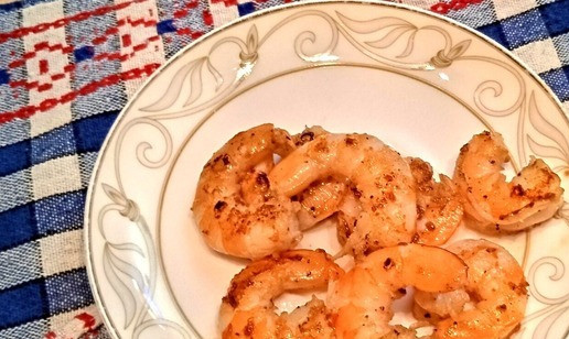 1. Этап. Креветки с перечным соусом: На сильном огне быстро обжарить креветки с двух сторон. Варено-мороженые креветки, как у меня, нужно просто прогреть, они уже готовые, это займет считанные секунды. А вот сырые жарить по 1 минуте с каждой стороны. Для этой закуски отлично подходят и креветки темпура.