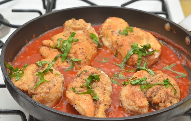 1. Этап. Филе цыпленка: 9. Выложите филе в соус, добавьте сок лимона и базилик. Оставьте тушиться до готовности на среднем огне.