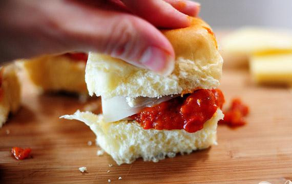 1. Этап. Мини-сэндвичи с фрикадельками: 5. Выложить фрикадельку на нижнюю половинку булочки, полить соусом, оставшимся от приготовления, и накрыть сверху второй половиной булочки. Подавать сразу же.