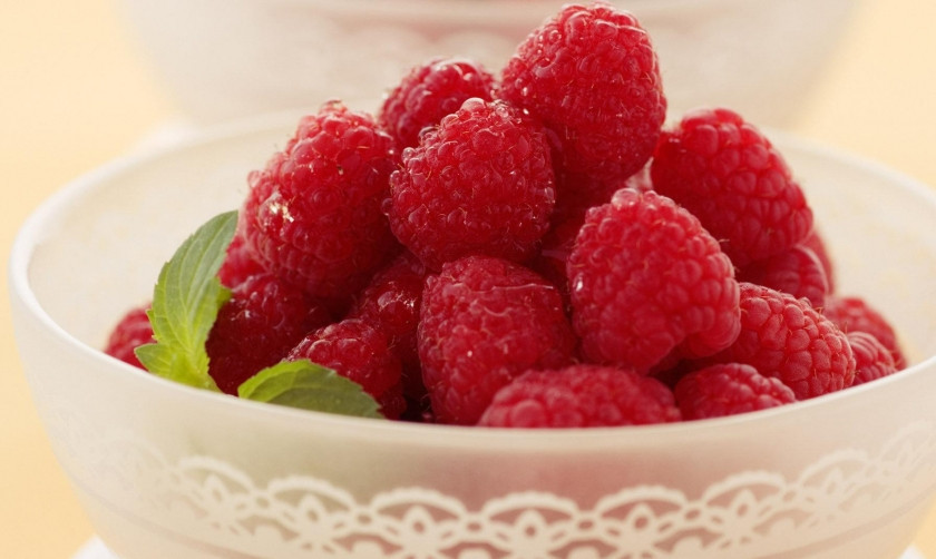 1. Этап. Наливка из малины: 1. Для приготовления наливки из малины в домашних условиях требуется немного - спелые ягоды, водка и сахар. Такой напиток великолепно подойдет к любому праздничному столу и в качестве аперитива во время обеда.