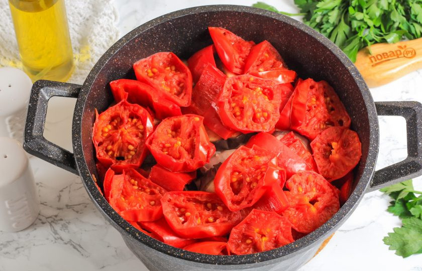 1. Этап. Хашлама с баклажанами: Воду не добавляйте, овощи выделят сок и баранина потушится в нем, а баклажаны пропарятся. По желанию можно добавить и свежую зелень петрушки или кинзы.