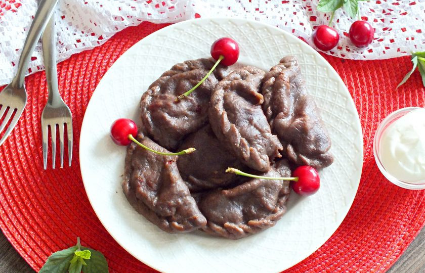 1. Этап. Шоколадные вареники с вишней: Готовые вареники подавайте со сметаной. Приятного аппетита!