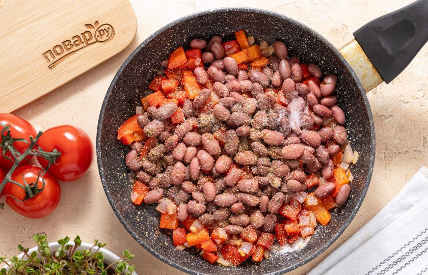 1. Этап. Гордитас с фасолью: Затем добавьте консервированную фасоль и все специи. Посолите по вкусу. Жарьте все вместе еще 2-3 минуты.