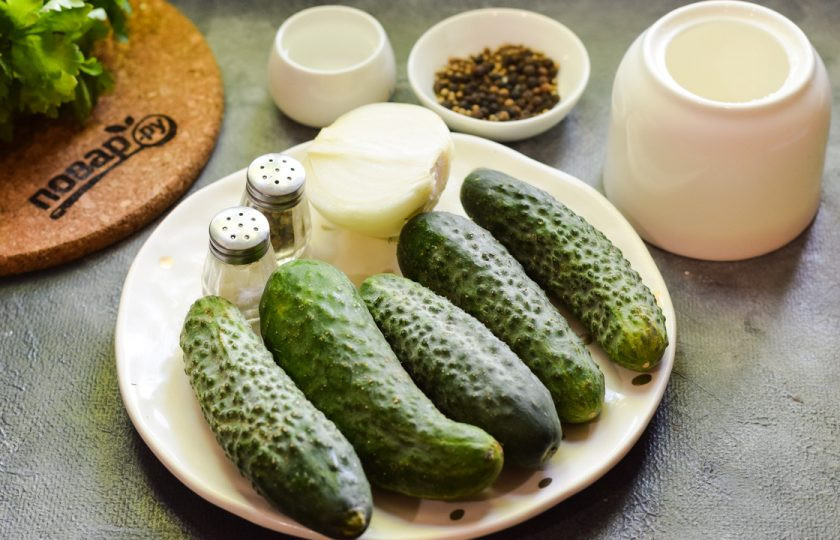 1. Этап. Огурцы кружочками на зиму: Подготовьте ингредиенты.
