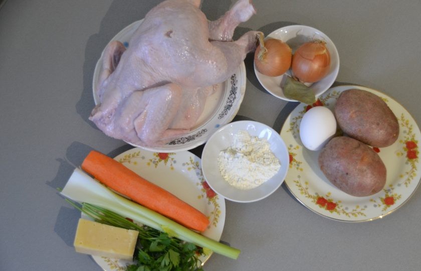 1. Этап. Куриный суп с сырными шариками: Подготовьте необходимые продукты.