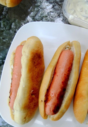 1. Этап. Хот-дог-гриль с картофелем пай: Разместить сосиску. Сверху полить кетчупом, щедро посыпать картофелем пай. Рекомендую, готовый хот-дог сначала подогреть на решетке гриля/мангала, а потом посыпать картофелем. Булочка будет с приятным хрустом.