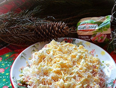 1. Этап. Салат Снежные сугробы: На колбасу - варёные яйца, посолить + смесь перцев, майонез.