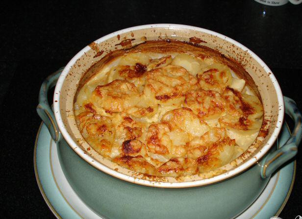 1. Этап. Выпечка из сыра и картофеля: Верните выпечку в духовку и выпекайте в течении часа (или больше) пока овощи не станут мягкими, а сыр не приобретёт золотисто коричневый цвет.