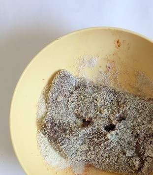 1. Этап. Шницель из говяжьей печени: Обмакнуть в яйце, следом хорошо обвалять в панировочных сухарях, все шницели подготовить таким образом.