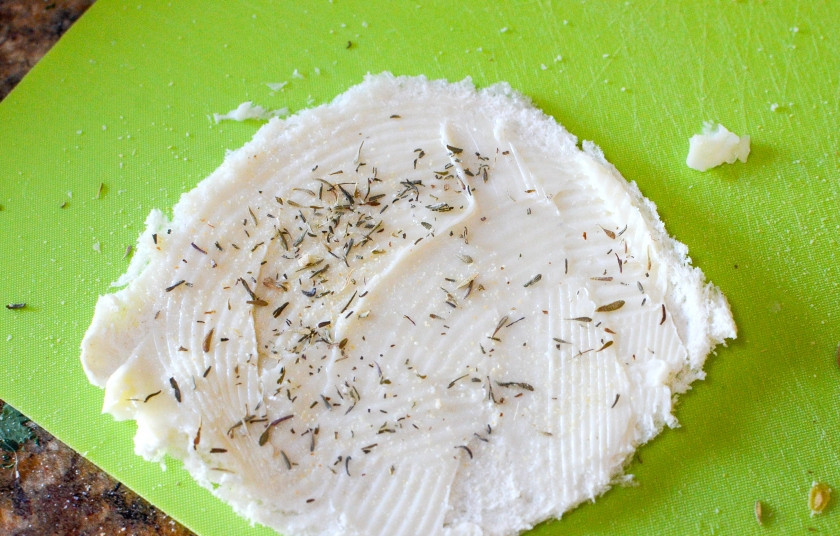 1. Этап. Маффины с яйцом на завтрак: 1. Из хлеба вырежьте круглую форму. Смажьте верх маслом, солью, перцем и травами.