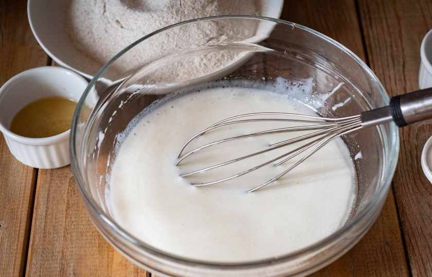 1. Этап. Ржаной бездрожжевой хлеб на кефире: После того как сода вошла в реакцию с кефиром, добавьте жидкий мед и перемешайте все венчиком.