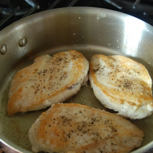 1. Этап. Курица с овощами в цитрусовом соусе: ...переворачиваем и обжариваем до корочки с другой стороны. До готовности курицу доводить не надо - мы ее еще будем тушить.