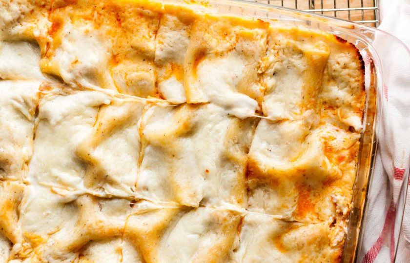 1. Этап. Куриная лазанья: 13. Накройте форму для запекания фольгой и отправьте в разогретый до 200 градусов духовой шкаф на 35 минут, затем снимите фольгу и запекайте еще около 10 минут.