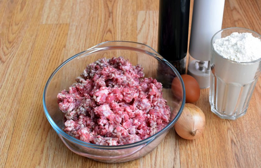 1. Этап. Ленивые пельмени в духовке: Подготовьте ингредиенты.