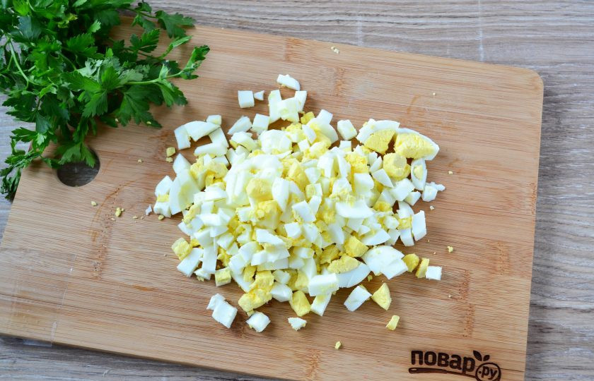 1. Этап. Салат с крабовыми палочками и ананасом: Яйца также порежьте мелким кубиком.