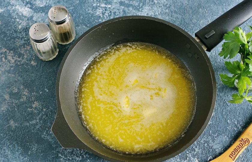 1. Этап. Щука по-польски: Пока готовится рыба, приготовьте соус. Для этого растопите на другой сковороде кусочек сливочного масла.