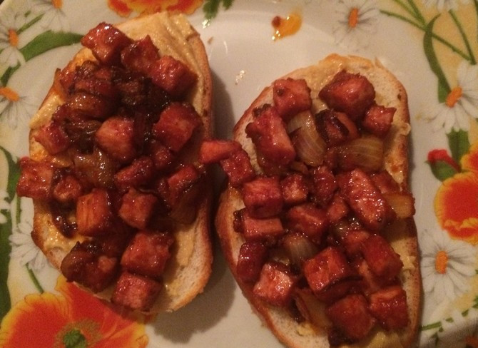 1. Этап. Тосты с ветчиной и овощами: Сверху выкладываем ветчину с луком.