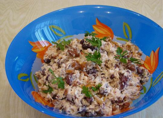 1. Этап. Салат Юрий: Добавьте немного лука. Заправьте салат майонезом и специями по вкусу.