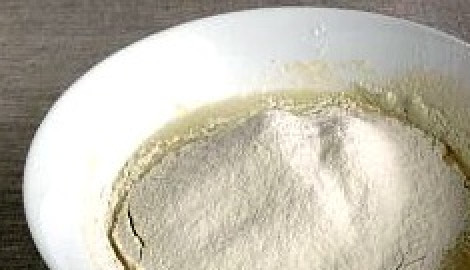 1. Этап. Манник на сметане в мультиварке: Добавить сметану, манку. Дать манке набухнуть полчаса.