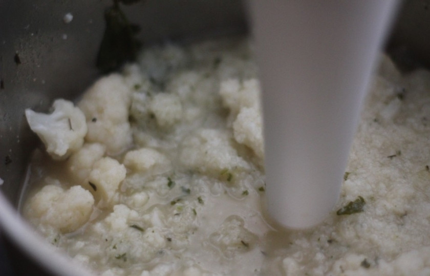 1. Этап. Суп-пюре из цветной капусты диетический: При помощи блендера измельчить суп.