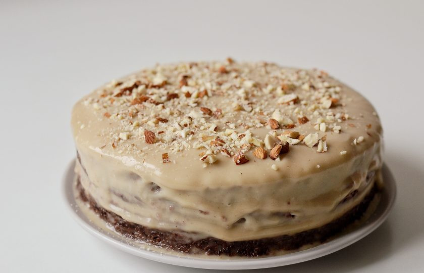 1. Этап. Шоколадный торт с кардамоном: Сверху украсьте орешками.
