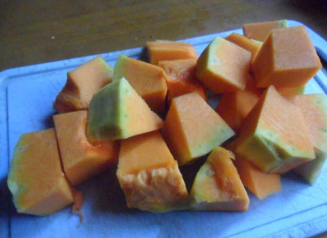 1. Этап. Пюре для грудничка: Нарезаем тыкву кубиками.