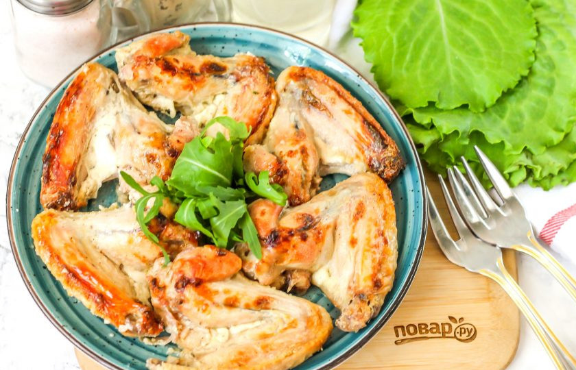 1. Этап. Крылышки в кефире в духовке: Выложите горячие куриные крылышки на тарелку, украсьте свежей зеленью и подайте к столу с любым гарниром, соусом, соленьями. Приятного аппетита!