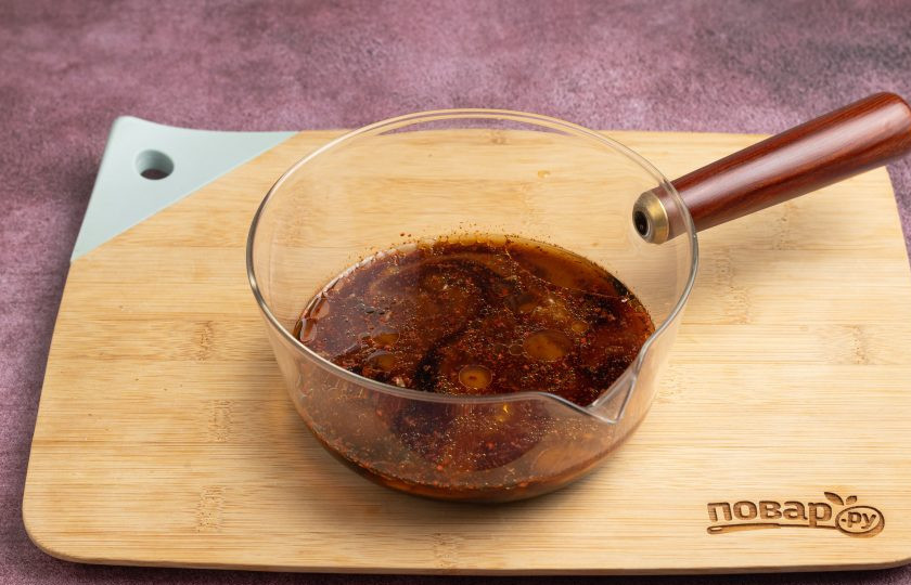 1. Этап. Китайский соус Терияки: Влейте разведенный крахмал в сотейник. Все перемешайте.