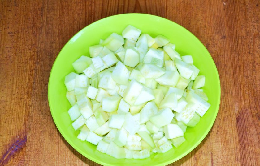 1. Этап. Вкусная икра из кабачков на зиму: Кабачки нарежьте.