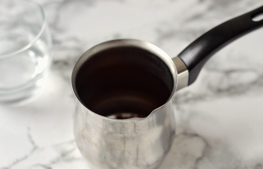 1. Этап. Капучино в турке: Насыпьте в турку 1,5 ч.л. молотого кофе. Влейте воду и размешайте.