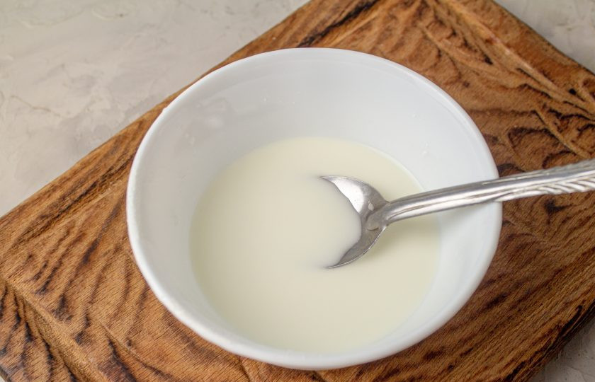 1. Этап. Творожные рогалики с вишней: Кукурузный крахмал разведите в холодной воде.