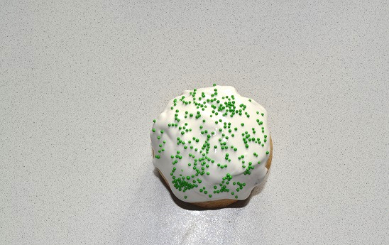 1. Этап. Тесто для куличей на сухих дрожжах: Смажьте глазурью остывшие куличи и дополните кондитерской посыпкой.